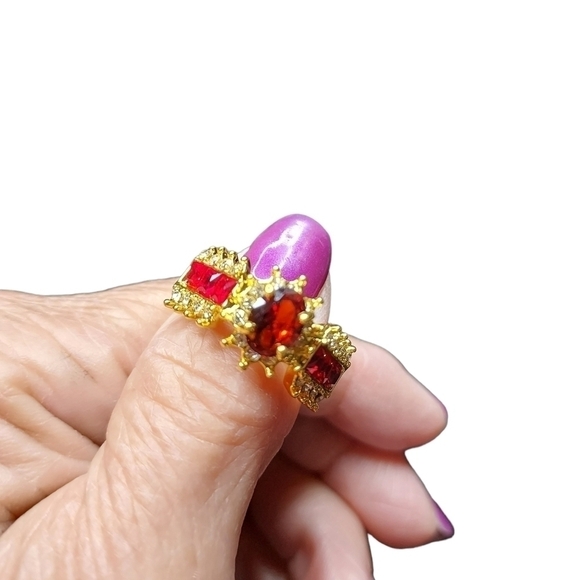 Gorgeous red stone , 925 silver in gold setting. Cubic zirconia around stone - Picture 5 of 13